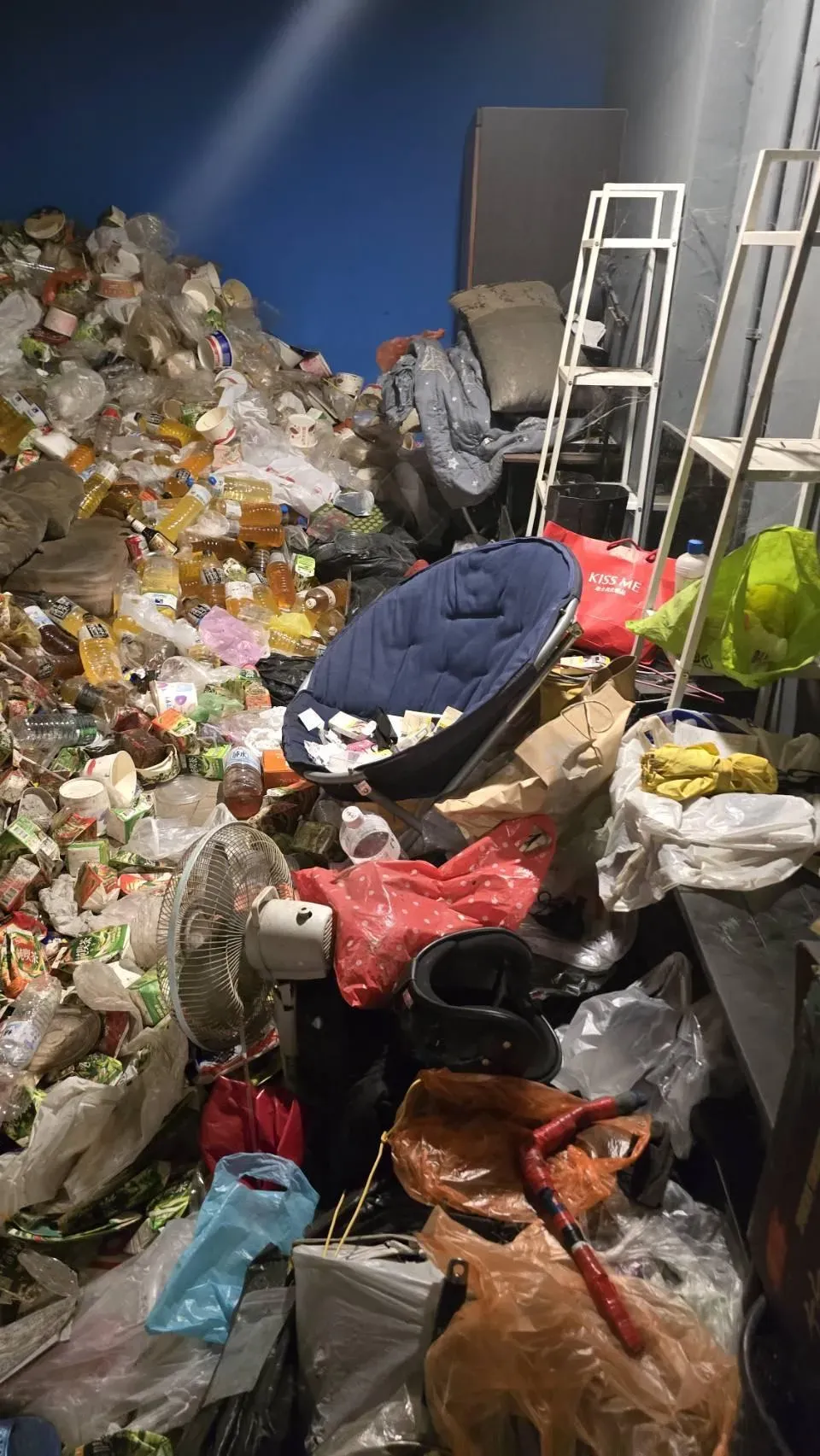 房東和員警在套房內發現大量用寶特瓶裝著的疑似尿液,直接傻眼。(圖/翻攝畫面)