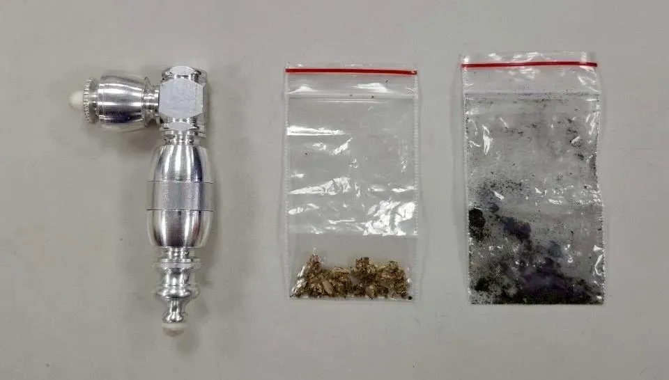警方查獲大麻菸草與吸食器。（圖／翻攝畫面）