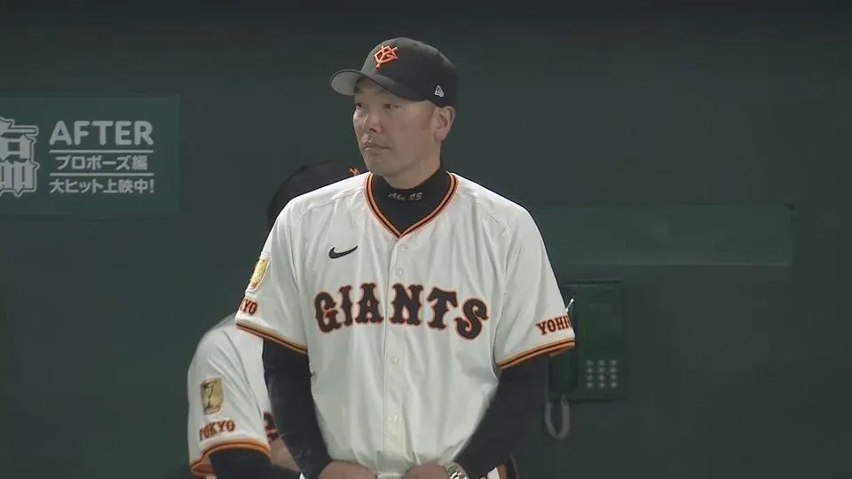 阿部慎之助打電話安慰秋廣優人。(圖/翻攝自日本電視台)