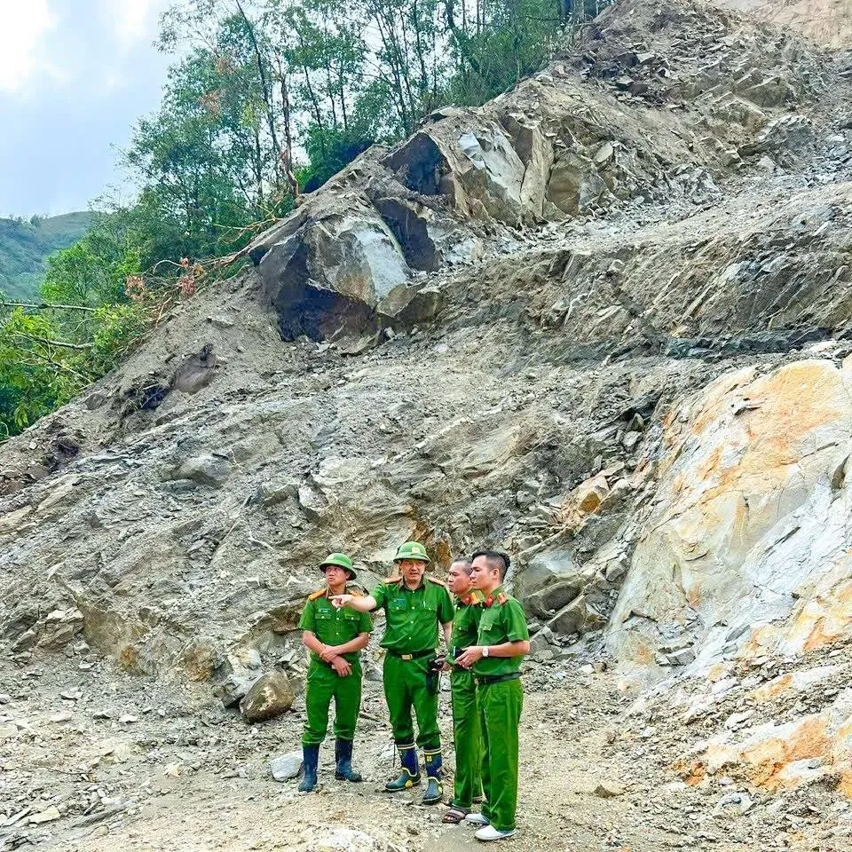 越南北部地區萊州省封土縣的水力發電廠工地16日發生山崩，萊州警方在現場指揮救援。（圖／翻攝自Facebook@Công an tỉnh Lai Châu）