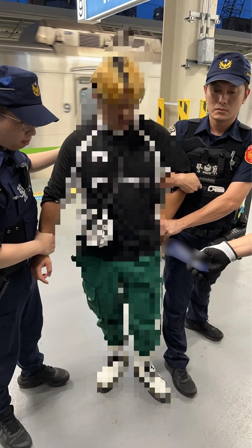 晚間6時08分,4191次區間車上出現一名持美工刀揮舞的男子。(圖/翻攝畫面)