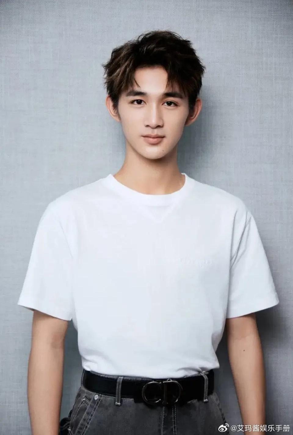 有網友推測爆料文提到的男演員為現年19歲的榮梓杉。(圖/翻攝自微博)