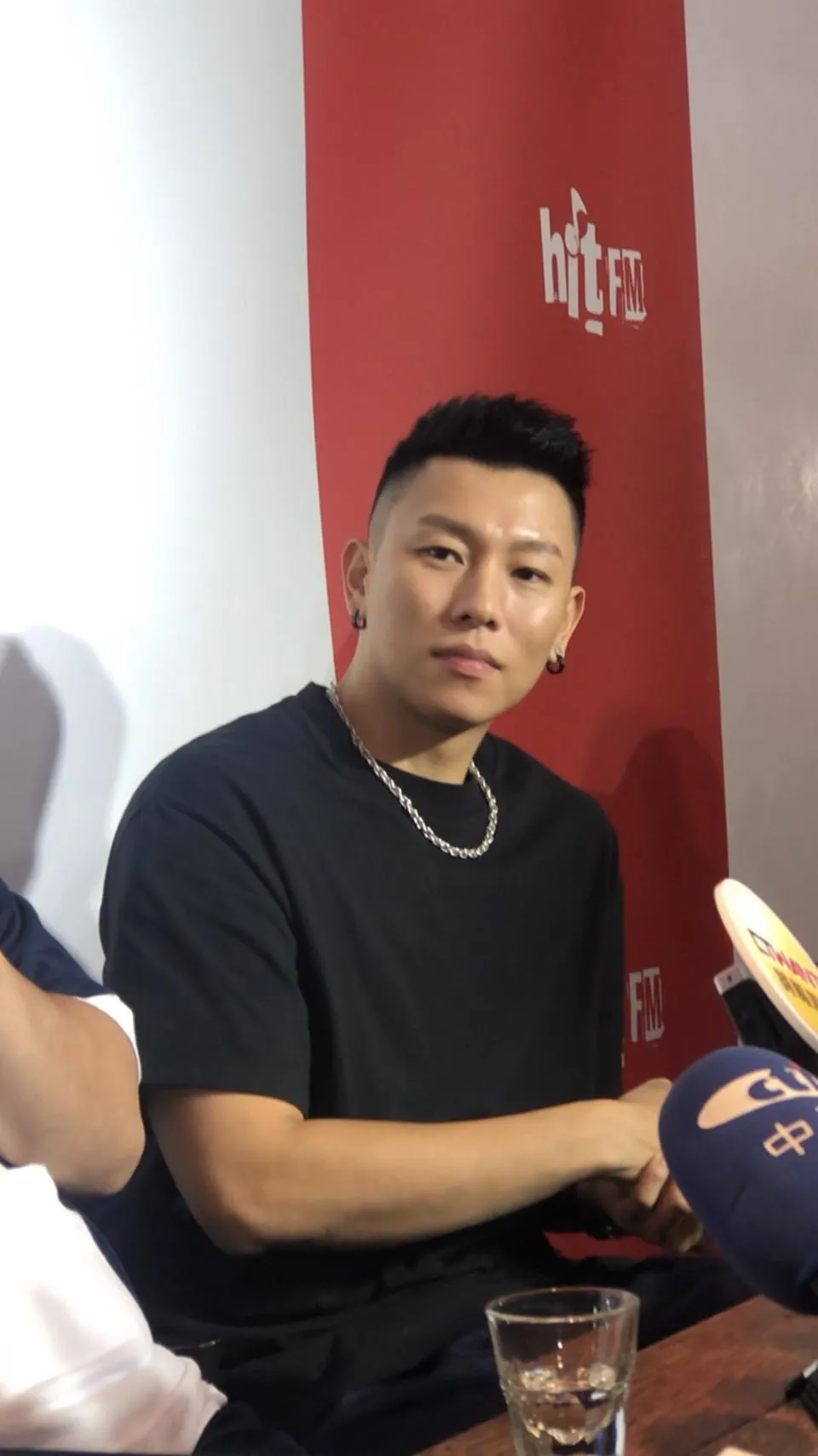 瘦子對於「後面有車！」意外成為網路迷因一事，坦言沒想過那段畫面會造成討論熱潮。（圖／記者郭竹倩 攝）