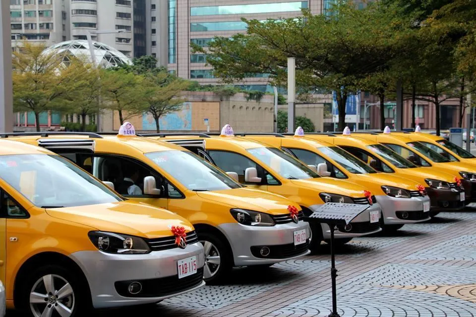 Uber今宣布將併購台灣本地計程車車隊「皇冠大車隊」。(圖/皇冠大車隊臉書粉專)
