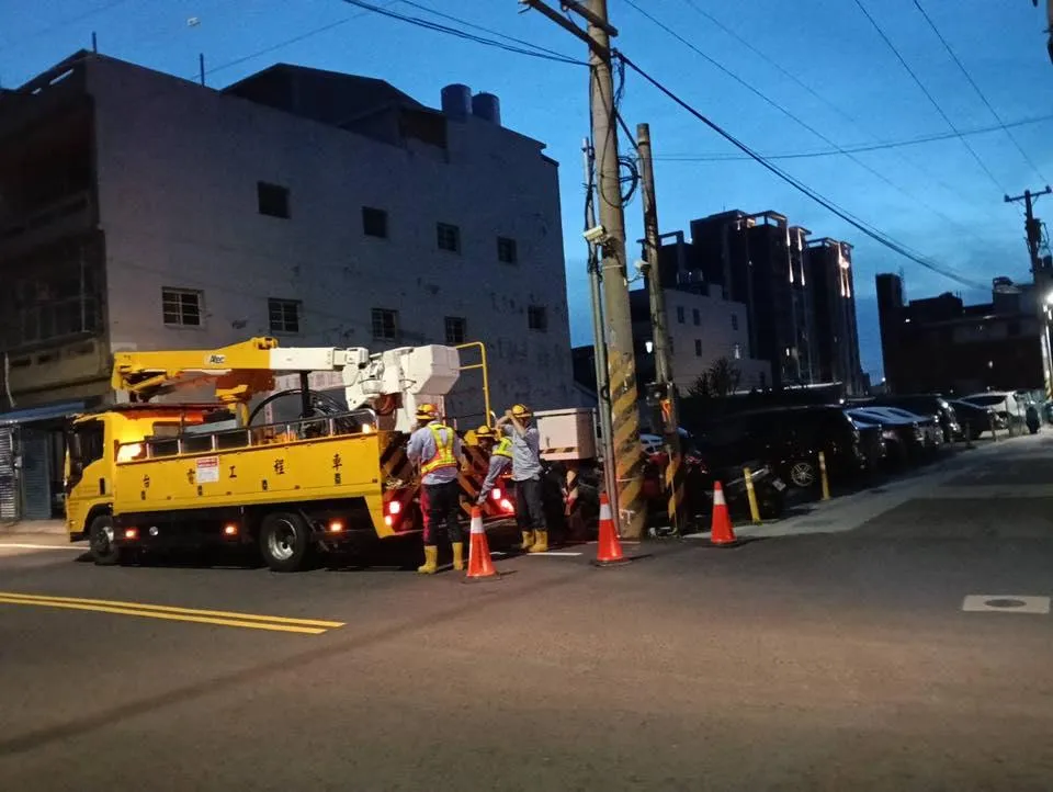 苗栗縣頭份市忠孝一路一帶15日傍晚發生停電事故，影響51戶用電。（圖／翻攝自我是頭份人）