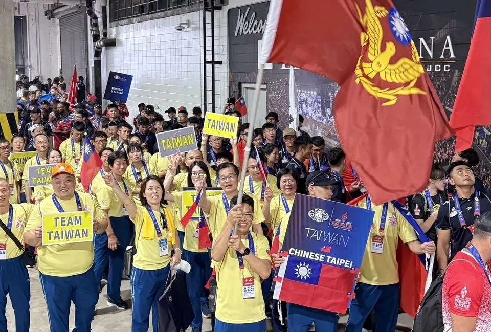 世界警消運動會台灣代表團高舉國旗進場。（圖／翻攝畫面）
