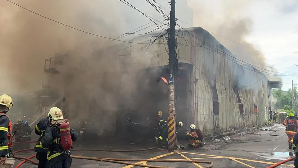 新北市蘆洲區民族路336巷29日傍晚發生重大火警，一間鐵皮工廠陷入火海。（圖／翻攝自我是蘆洲人 LoveLuzhou）