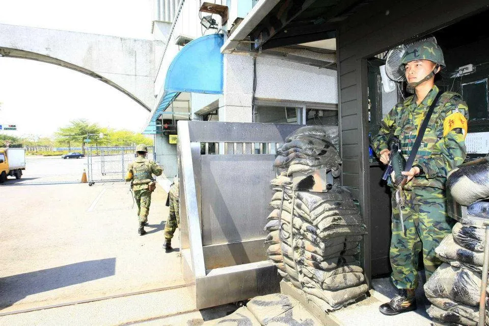 第205廠大門。(圖/國防部發言人臉書-軍聞社)