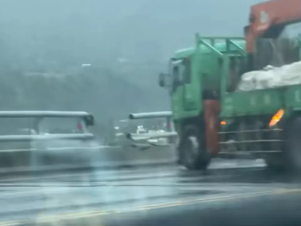 台東縣太麻里鄉金崙大橋6日發生大型車輛疑似撞斷護欄事故，車頭距離橋邊非常近。（圖／翻攝自Facebook@爆料公社）