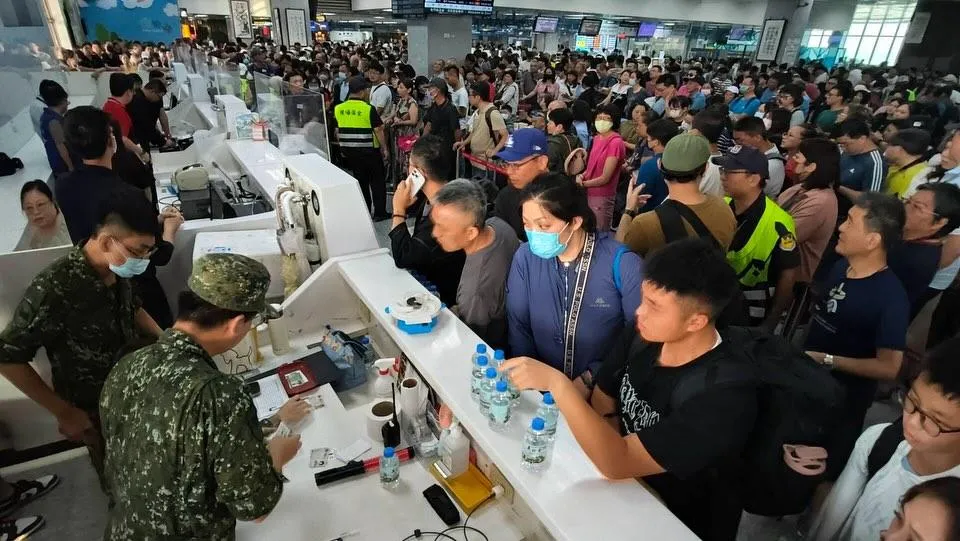 颱風丹娜絲重創台灣與金門間空中交通，造成大量旅客滯留金門機場。（圖／翻攝自陳玉珍臉書）