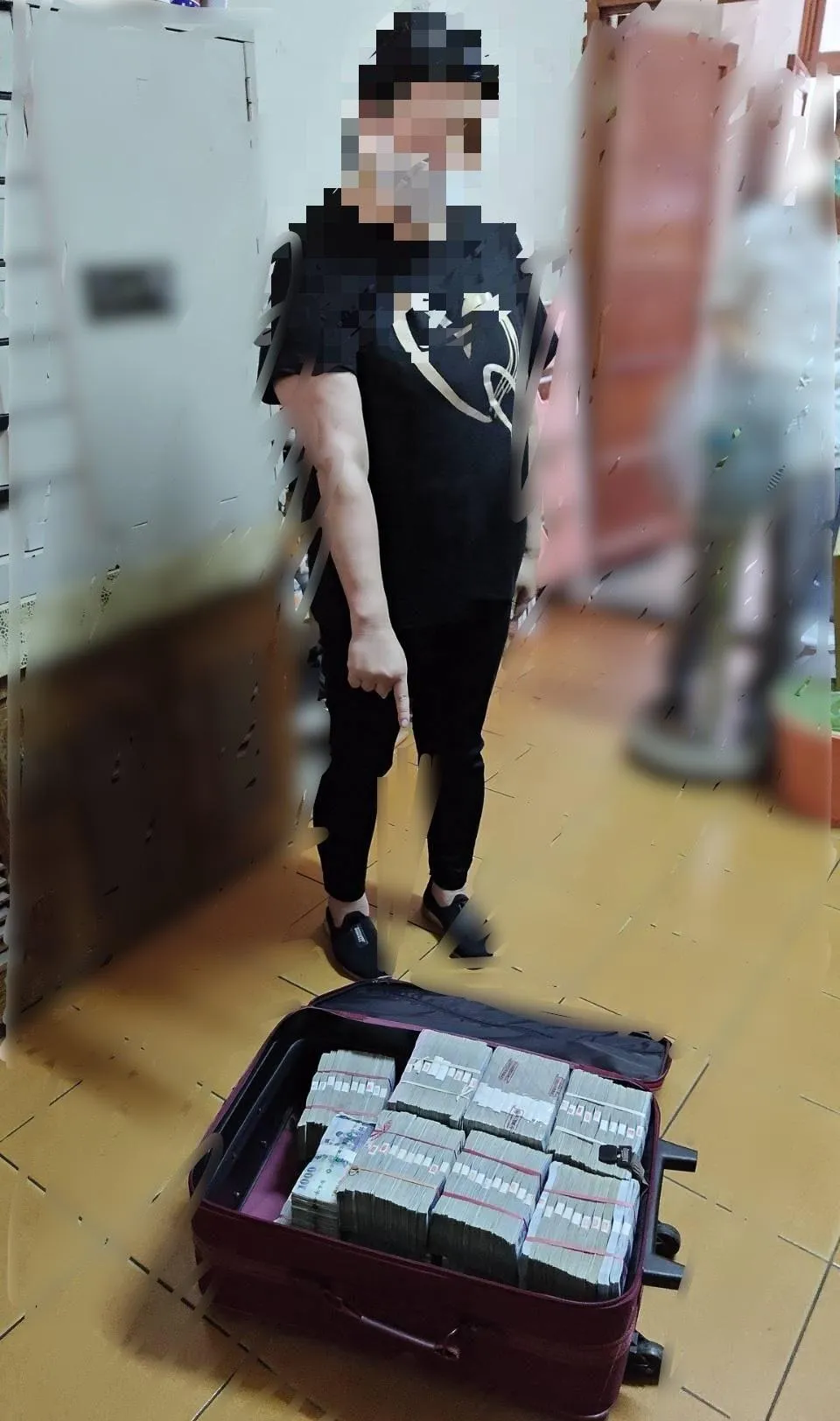 42歲簡姓女車手偽裝理財專員準備取走裝滿現金的行李箱,警方識破其真身後被捕。(圖/翻攝畫面)
