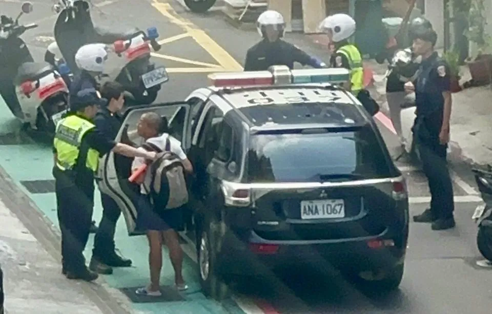 王姓男子不服警方多次勸導遭帶上警車。（圖／民眾提供）