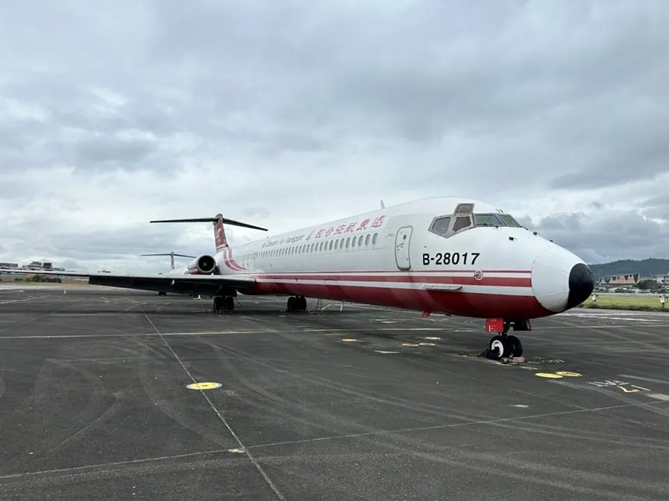 MD-82型客機編號B-28017，今由法務部行政執行署台北分署聯合拍賣，最終以240萬元順利拍定。（圖／法務部行政執行署台北分署提供）