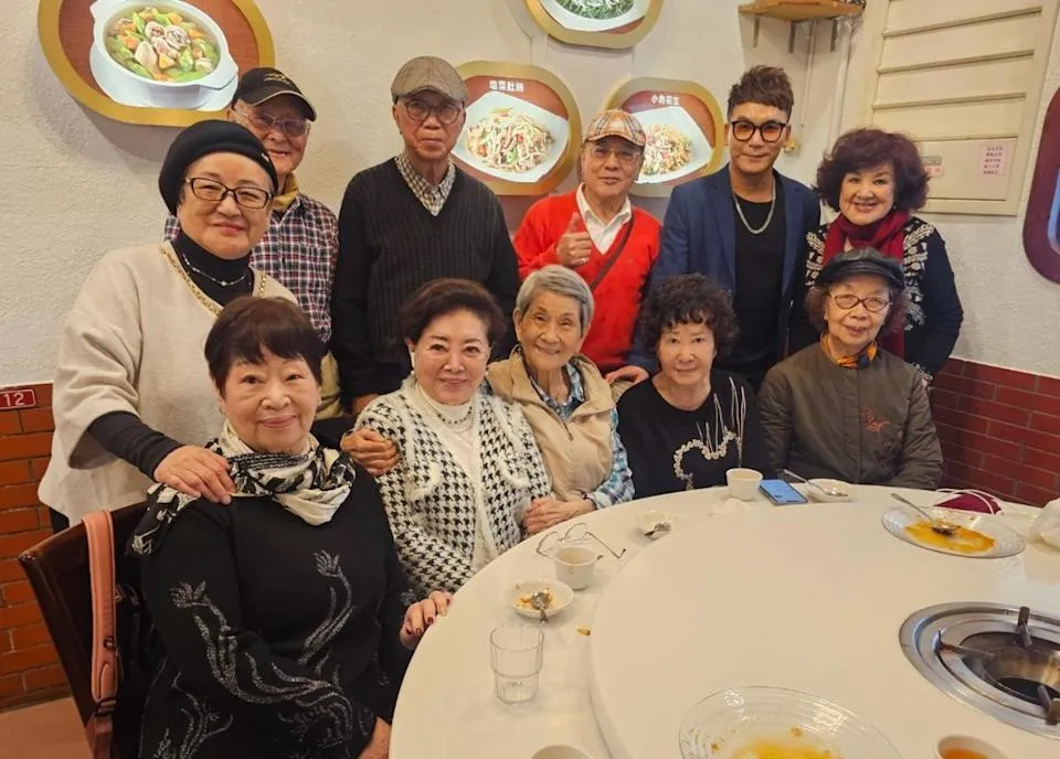 資深演員姚小章(第1排中間)傳出病逝消息。（圖／中時新聞網）