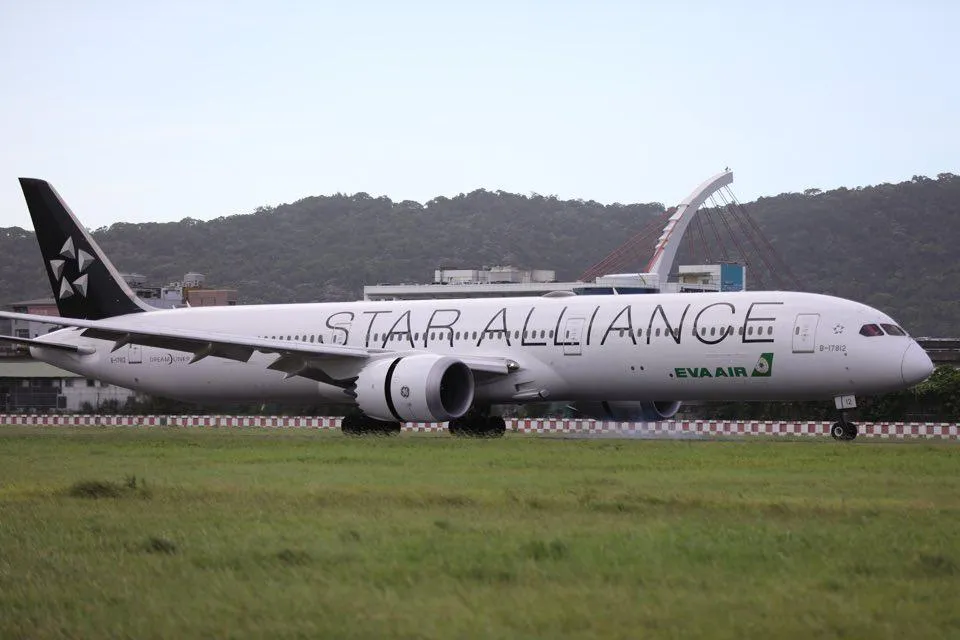 松山機場粉專8月貼出的長榮航空B787客機降落照片。(圖/截自松山機場臉書)