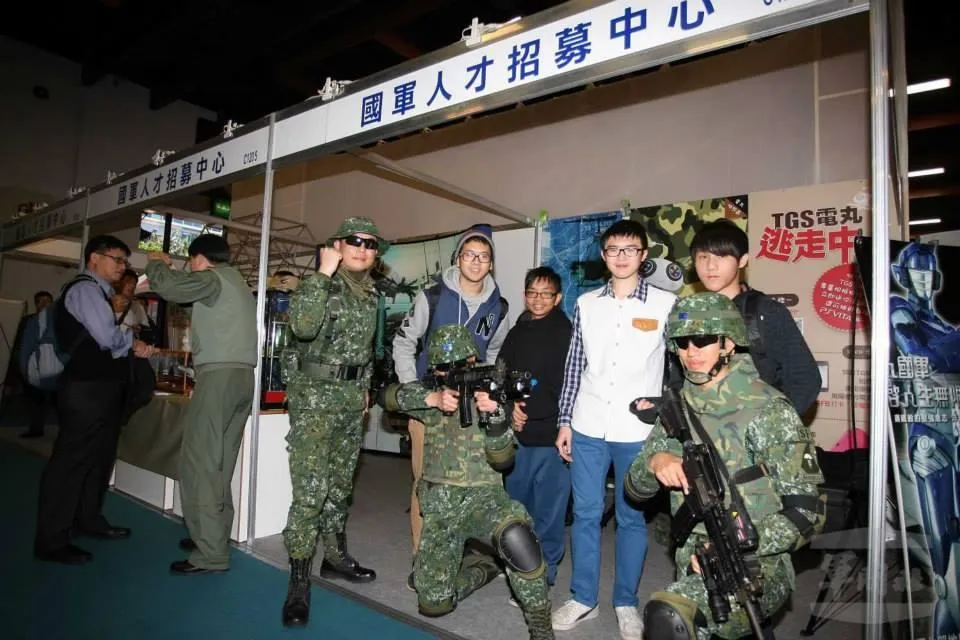 行政院未編列志願役加給預算引發國軍招募爭議。(圖/截自國防部發言人臉書)