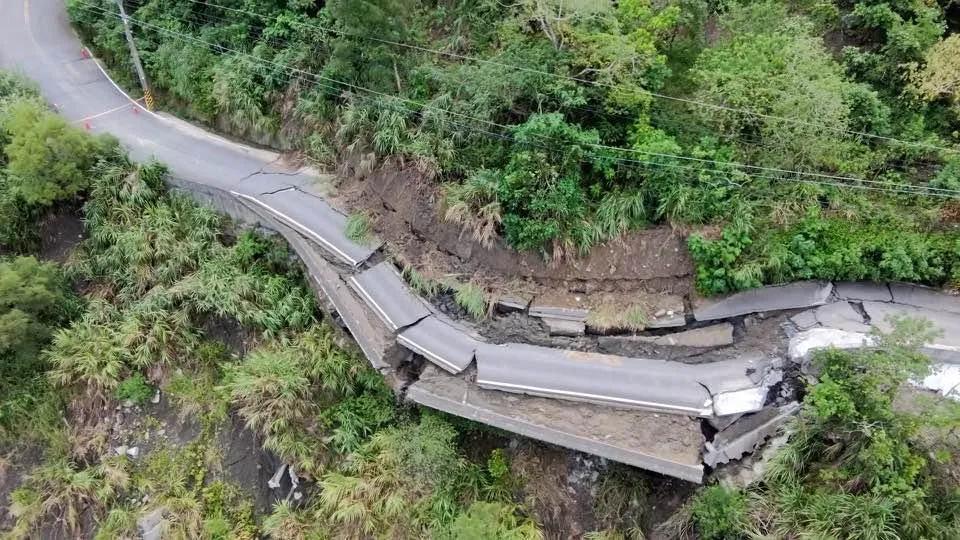 南179線3.9K今年8月中旬遭遇豪雨淘空路基、邊坡坍塌等災情,關山里居民幾淪孤島。(圖/資料照/翻攝自Facebook@南化關山大小事)