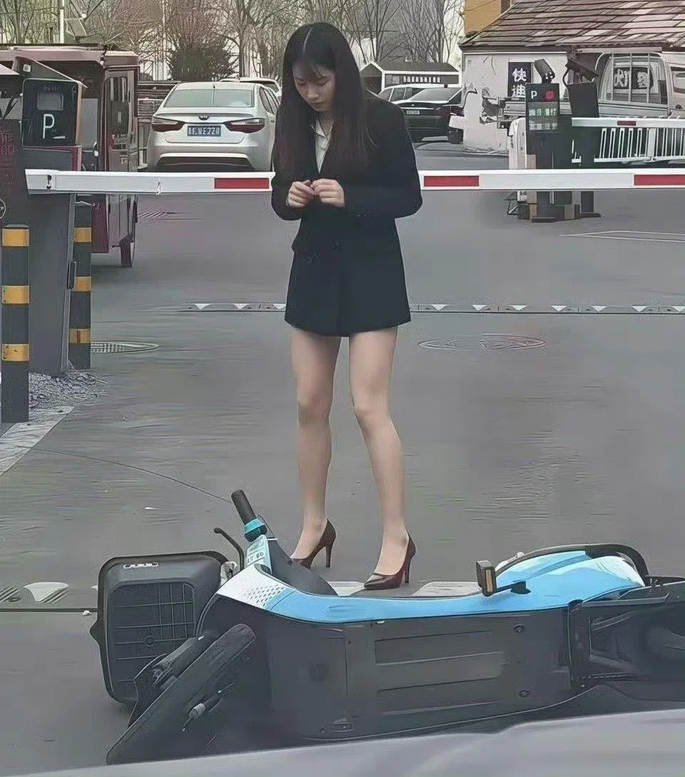 女騎士並無大礙。（圖／翻攝自微博）
