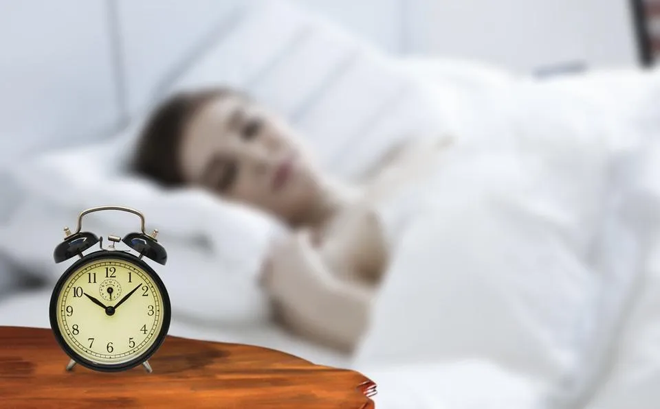 許多人認為早起就等於健康,但真正影響睡眠品質與生理時鐘的關鍵是起床時間的一致性。(示意圖/Pixabay)