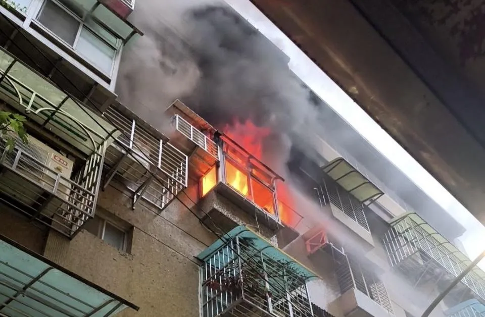 新莊一處公寓下午發生火警。(圖/翻攝畫面)