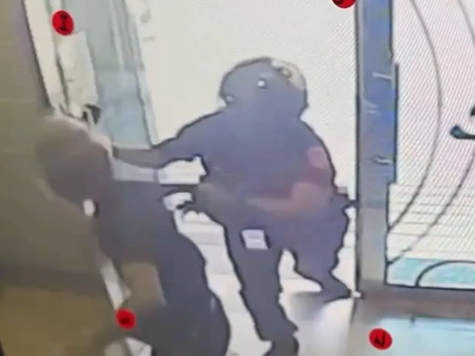 彭男一見到員警馬上往回跑並試圖關上大門，想把員警擋在門外，經過一番推擠，員警推開大門衝入，雙方發生拉扯。（圖/警方提供）