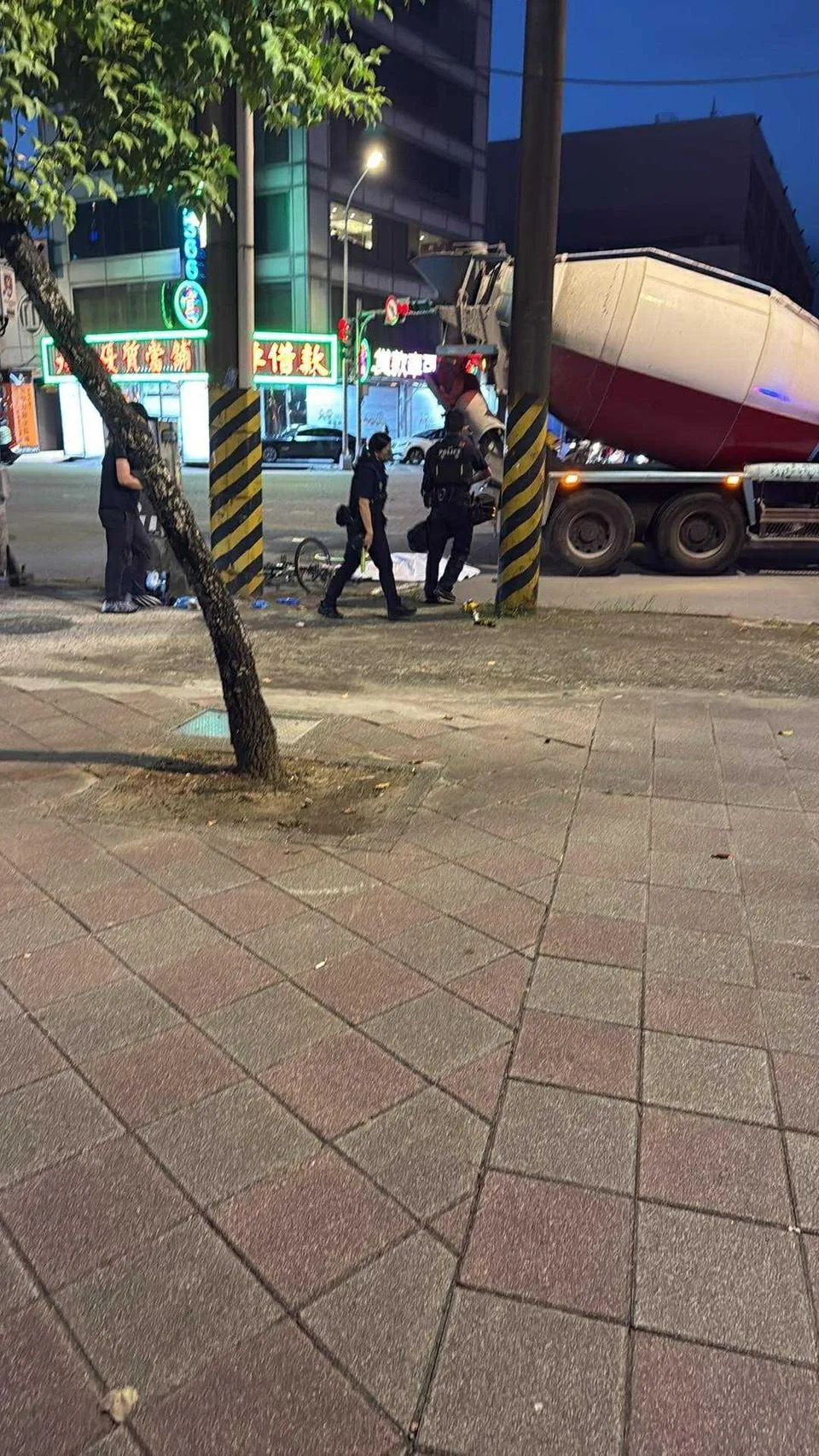 女騎士遭水泥車輾壓爆頭慘死，死狀相當悽慘。（圖/翻攝畫面）