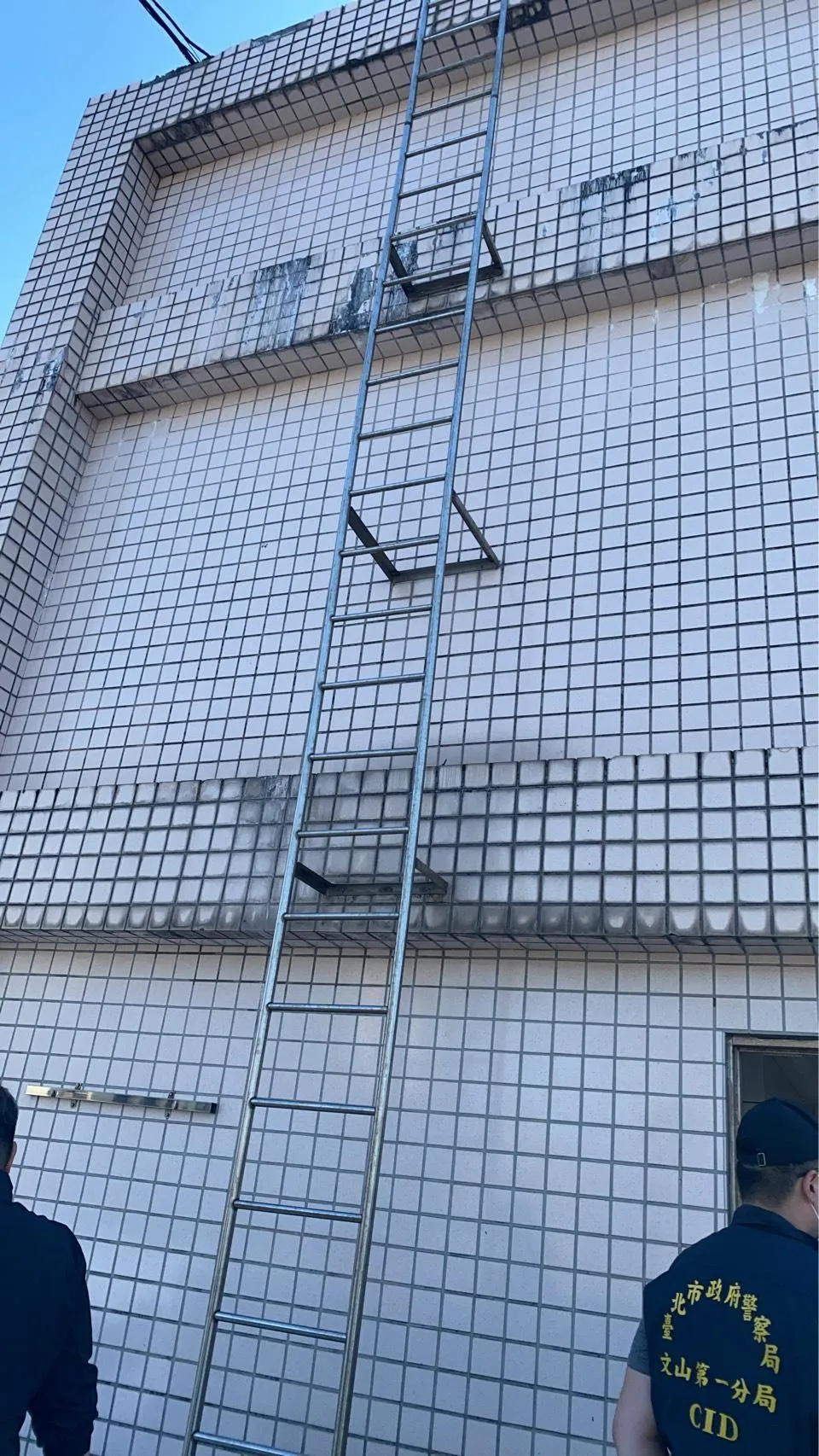 日前台北市文山區一處社區大樓水塔內發現一具溺斃男屍，喝到屍水的50戶住戶人心惶惶。（圖／翻攝畫面）