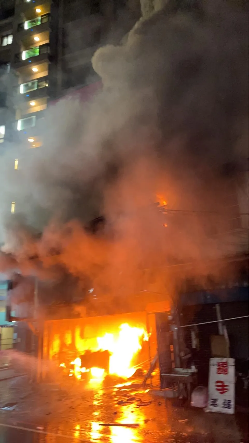 新北市三重發生工廠火警,所幸沒有人員受困,晚間8時20分許撲滅火勢。(圖/新北市消防局提供)
