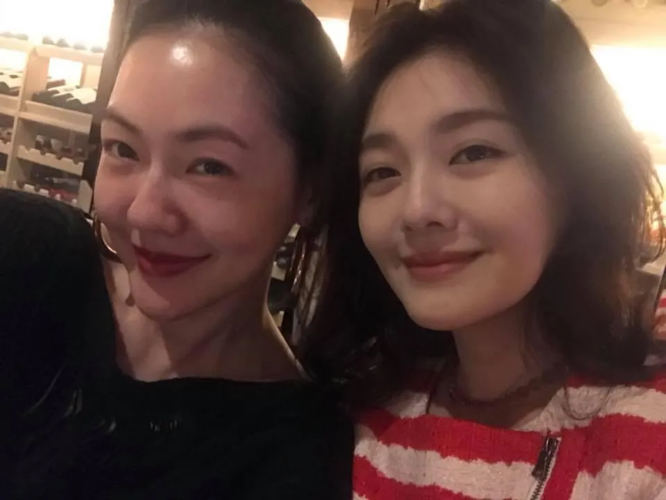 小S（左）因姊姊大S（右）驟逝，向《小姐不熙娣》請假療傷至今。（圖／翻攝自小S臉書）