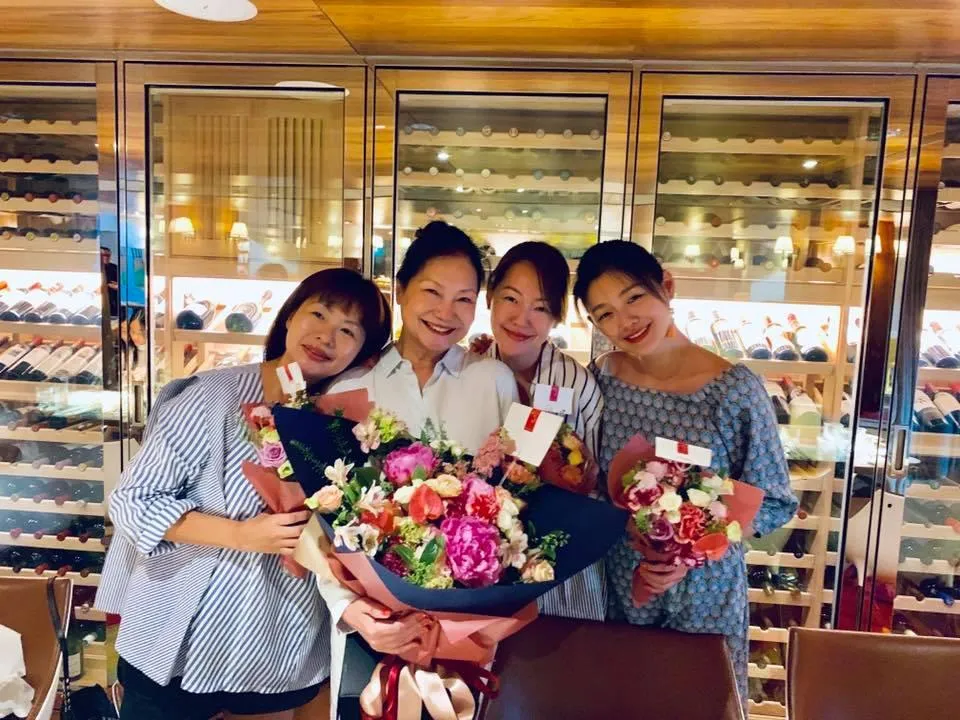 S媽（左2）感性表示以女兒們為榮。（圖／翻攝自S媽臉書）