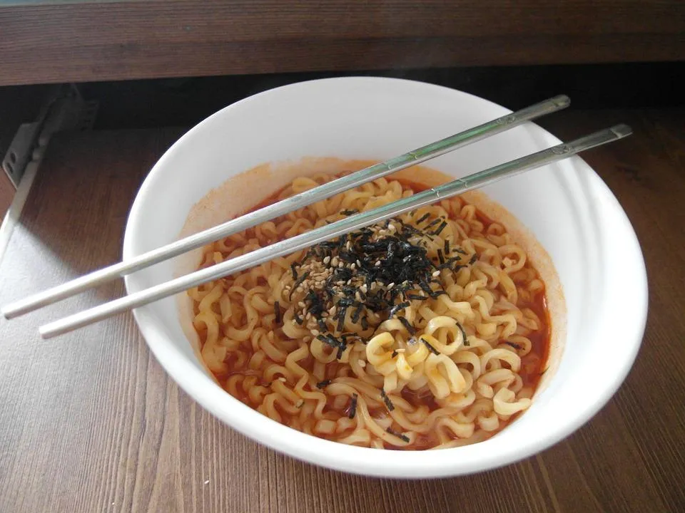 泡麵含有大量鹽分，長期食用可能導致肥胖與代謝症候群，進而影響腎臟健康。（示意圖／Pixabay）
