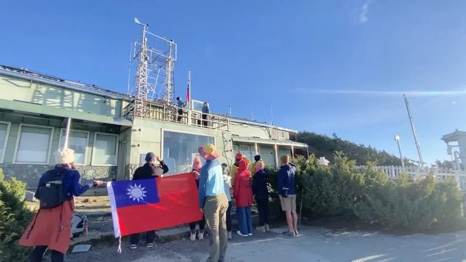 現場聚集許多山友升國旗慶祝中華民國生日快樂。(圖/翻攝自鄭明典臉書)