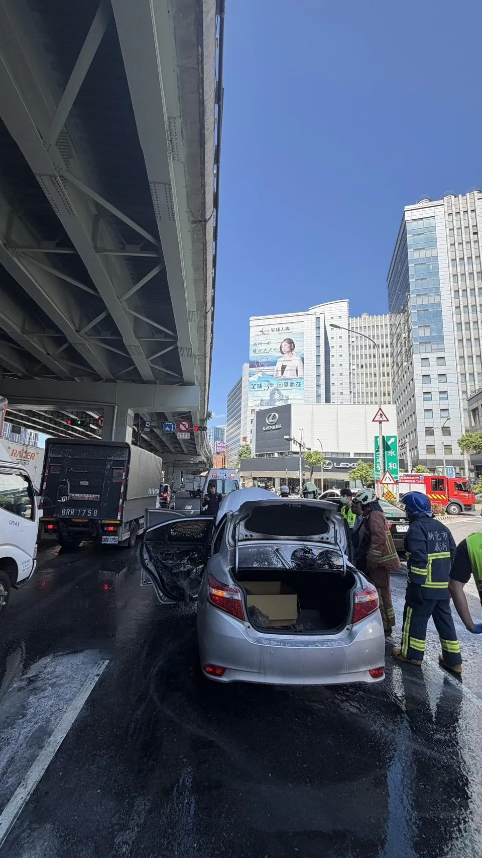 駕駛全身多處燒燙傷送醫。（圖／警方提供）