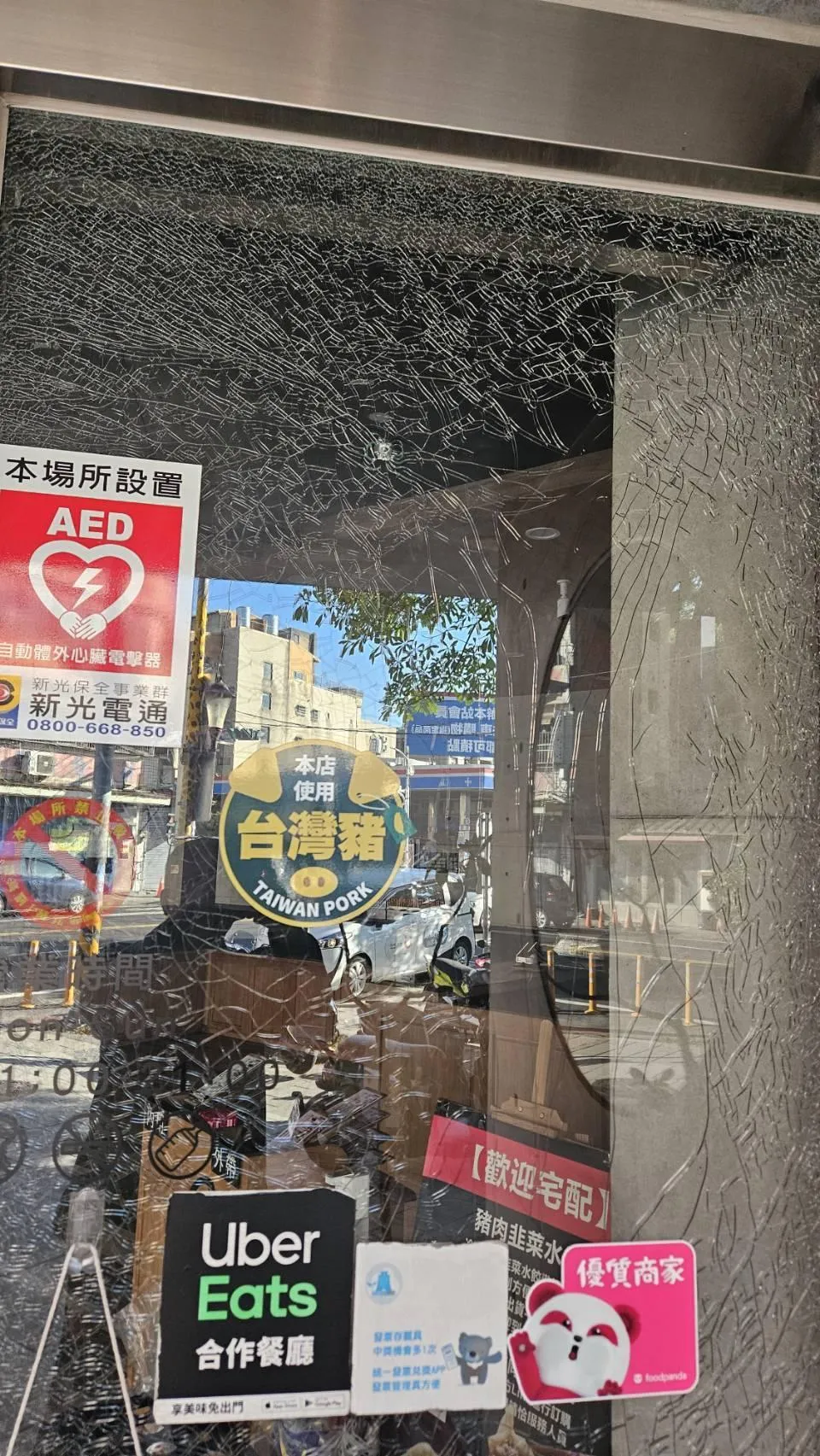 新竹縣竹東分局今(15)日表示,轄內於本月7日連續發生3起持瓦斯槍毀損店家玻璃案件。(圖/警方提供,下同)