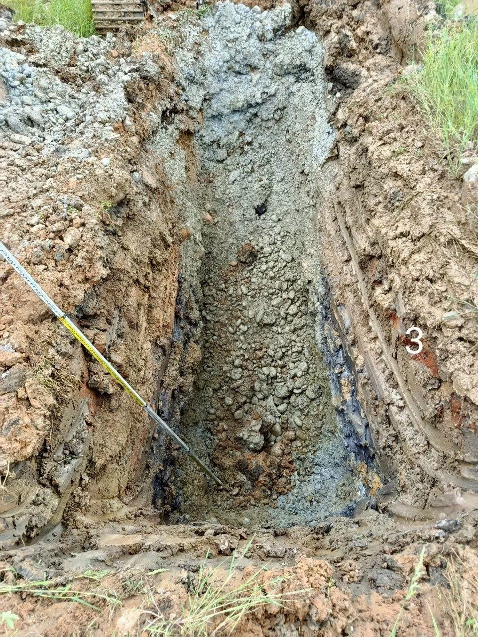 桃園查獲違法傾倒廢土集團,在山坡地和農地傾倒營建廢棄物和污泥,污染面積逾1萬平方公尺,不法所得超過1200萬元。(圖/桃園地檢署提供)