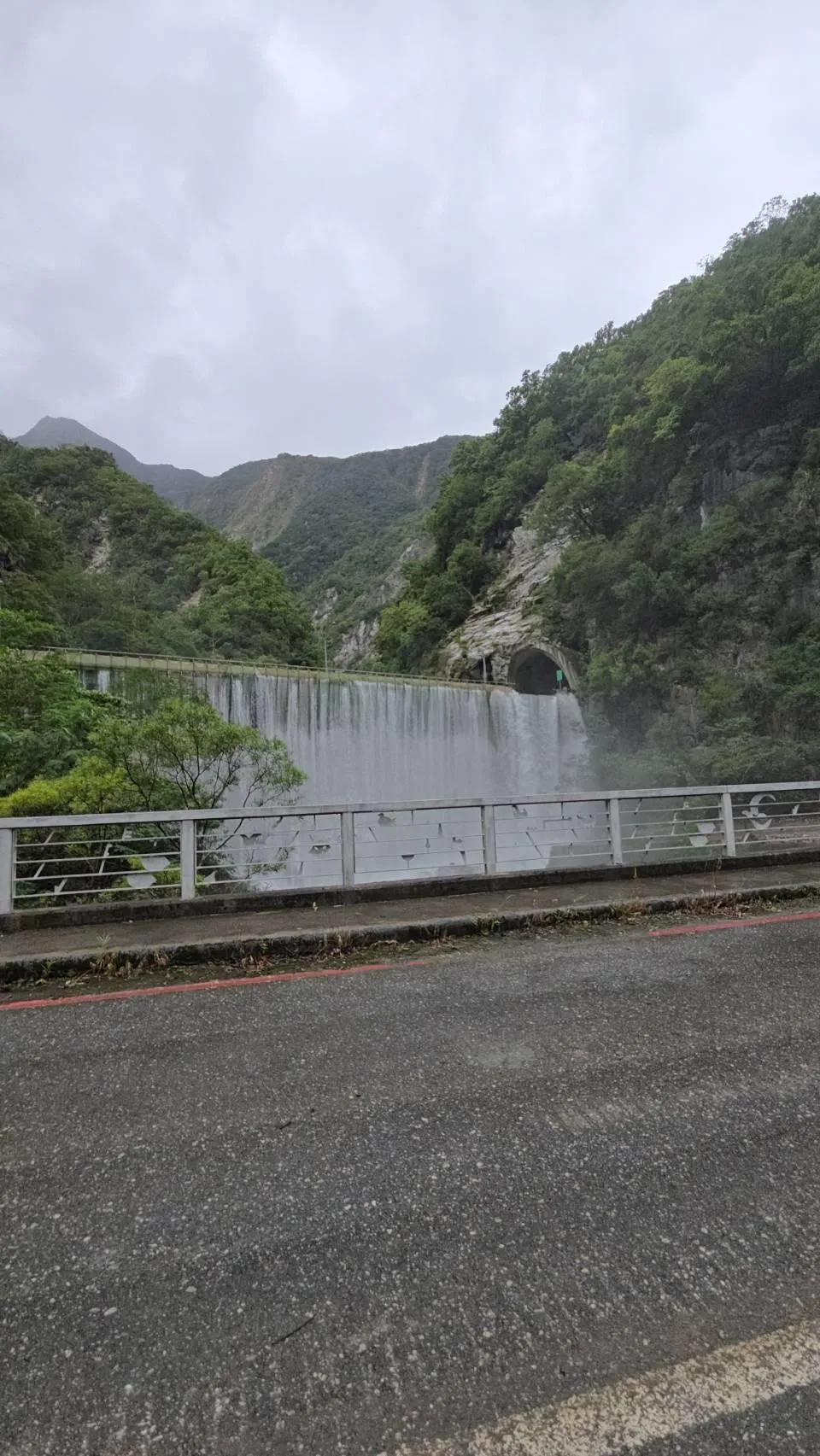 立霧溪燕子口堰塞湖橋面溢流。(圖/林保署花蓮分署提供)