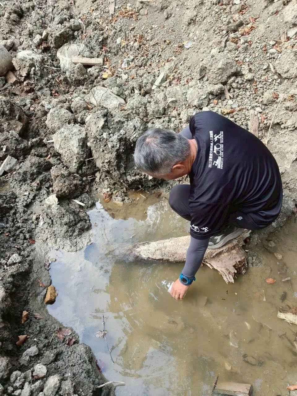 陳菁徽指出，環境部前往馬頭山採樣水質汙染情況，但卻沒帶器材。（圖／翻攝陳菁徽臉書）