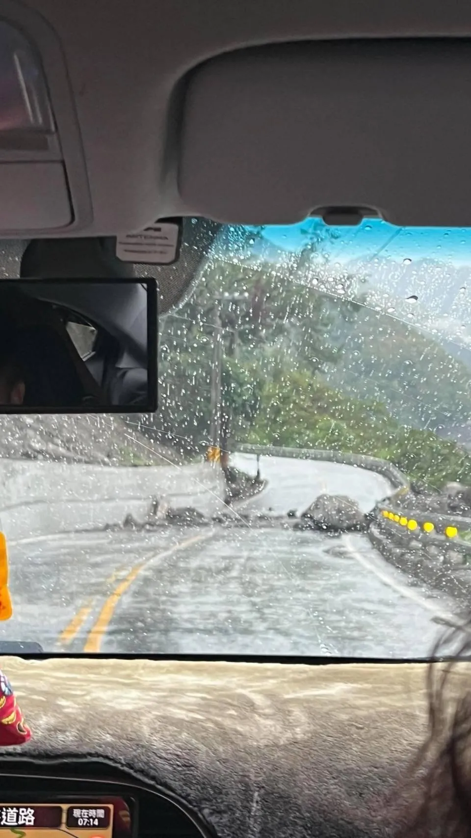 落石滑落在道路上。(圖/翻攝畫面)