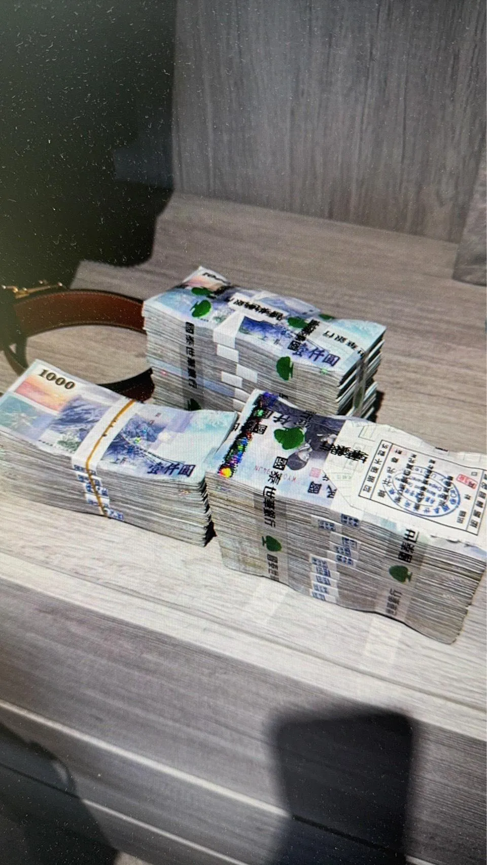 范男將詐騙所得拿去購買麥拉倫跑車、黃金條塊及名錶等財物，生活奢糜。（圖／桃園地檢署提供）