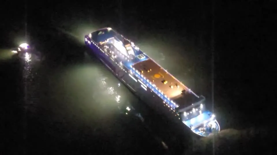 南韓1艘客輪19日晚間從濟州島開往全羅南道木浦市途中觸礁擱淺，目前傳140名乘客已搭船獲救。（圖／路透社）