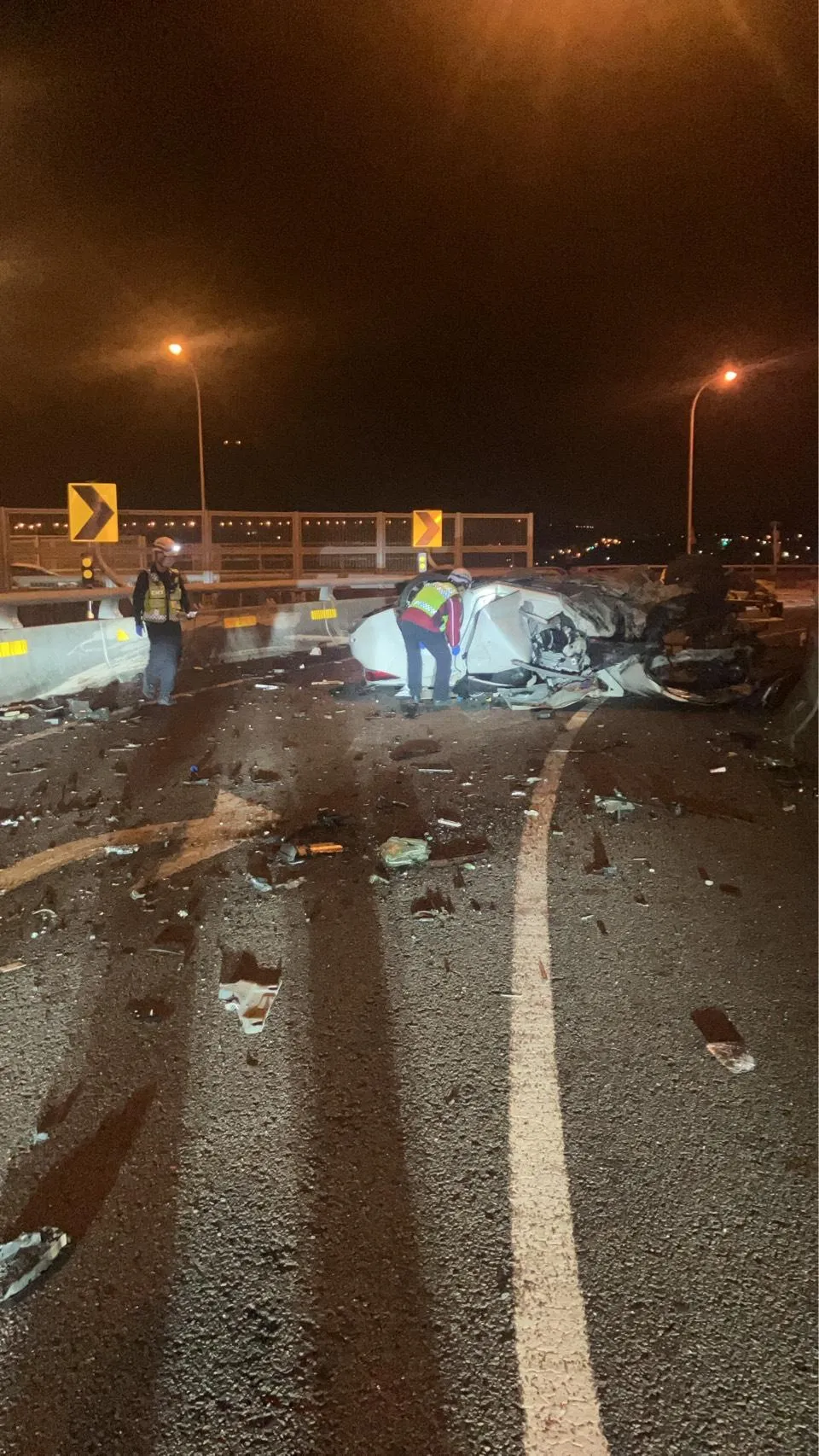 苗栗銅鑼交流道南下路段,晚間發生一起嚴重翻車車禍,滿地都是車殼碎片。(圖/台南道路救援張家班提供)