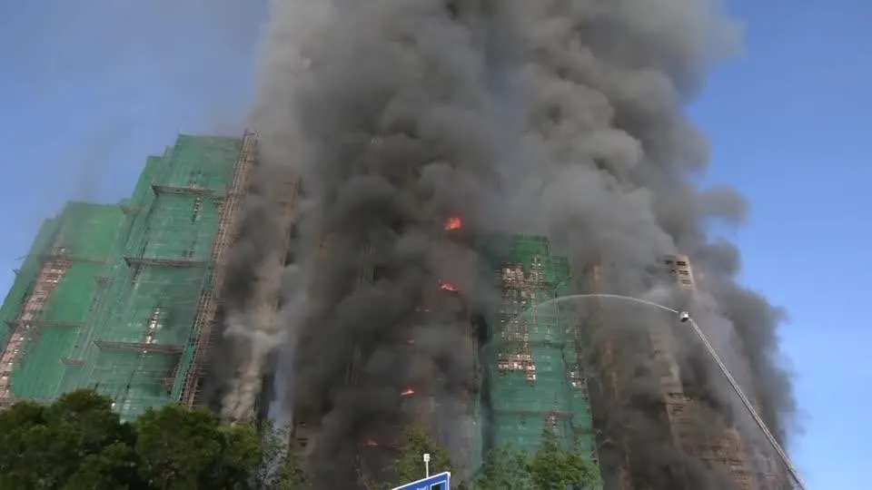 現場畫面可見稍早濃煙滿布建築外部。（圖／路透社）