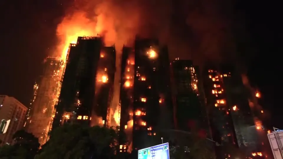 香港新界大埔的宏福苑社區26日的嚴重火警已致13死16傷，且火勢持續燃燒。（圖／路透社）