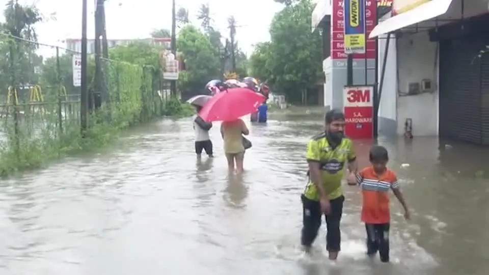氣旋迪特瓦在斯里蘭卡帶來的豪雨、洪患已造成至少132人死亡、176人失蹤，當局宣布進入緊急狀態。（圖／路透社）