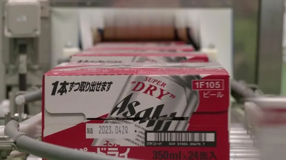 日本啤酒巨頭朝日集團證實2025年9月網路攻擊勒索事件導致超過152萬名顧客個資外流，連帶影響產品出貨。（圖／路透社）