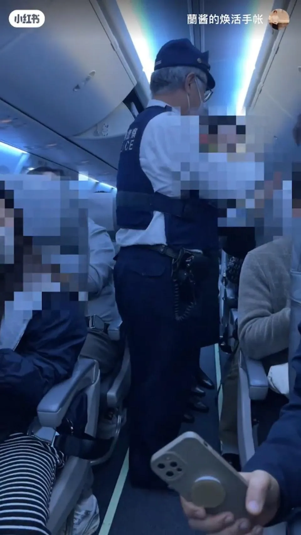 陸網友拍攝的畫面顯示鬧事男子被警方帶走。（圖／翻攝小紅書）