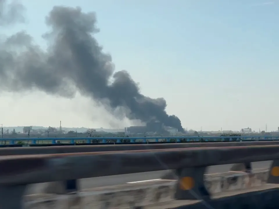 火災現場在高速公路上都看得到濃煙狂竄高空。(圖/戴先生提供)