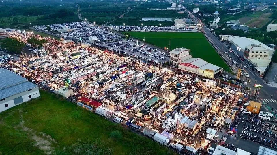 朋友第一次去逛斗六夜市嚇到,驚呼怎麼這麼大。(圖/翻攝「斗六觀光夜市」臉書)