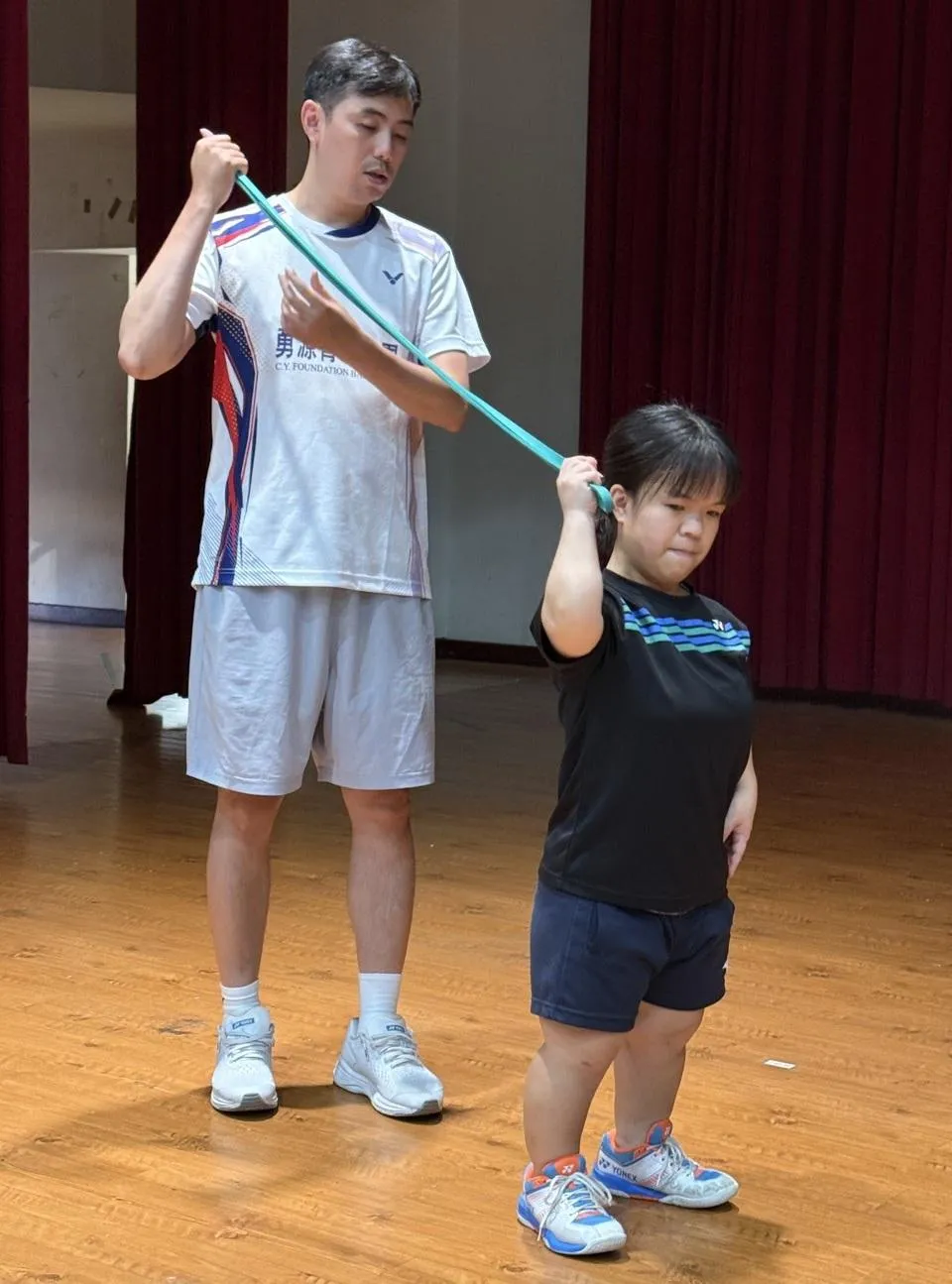 隨著運動科學的進步鄭竣逸將數據分析與國際賽事影片融入帕拉羽球訓練。(圖/新北市體育局提供)