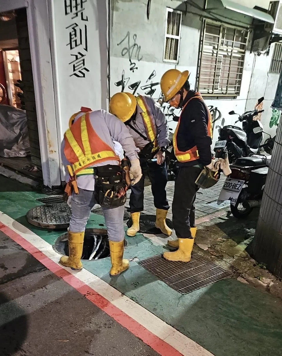 台電人員到場搶修。（圖／翻攝畫面）